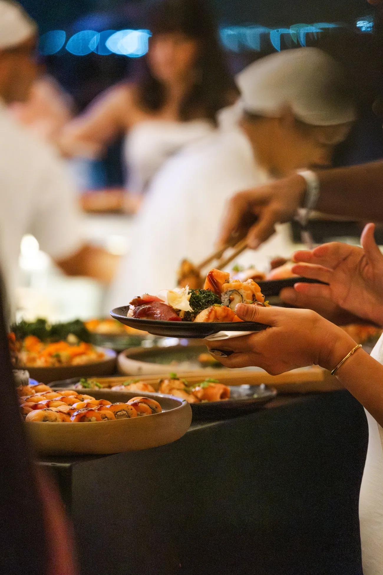 Convidados se servindo no buffet do Soho
